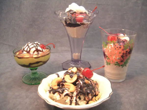 ice cream sundae party