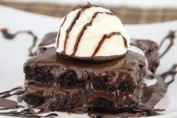 dessert sauce terms and definitions - brownie with hot fudge topping